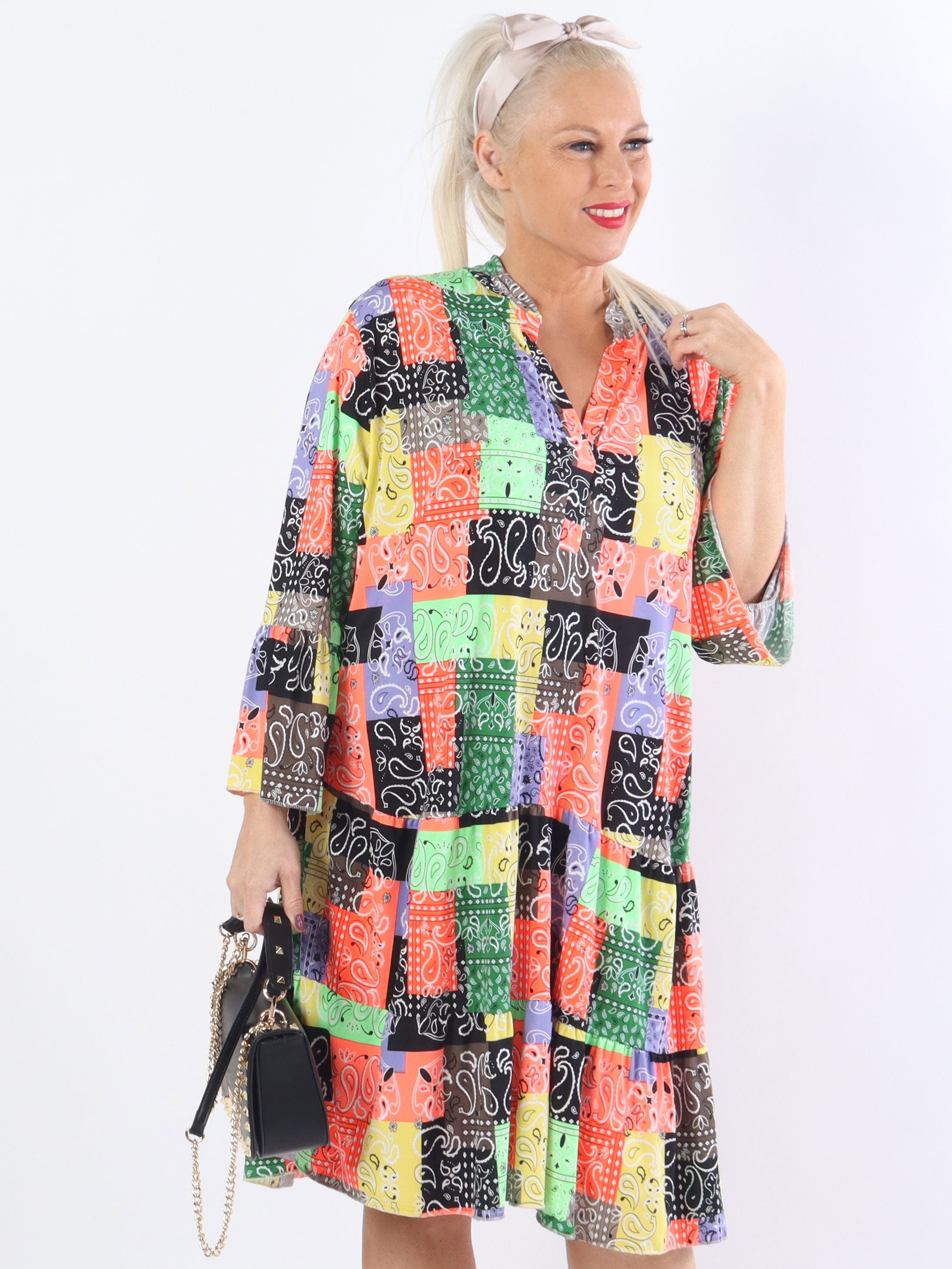 Pauline Paisley - Plus size klänning med v-ringning och liten volang kjol